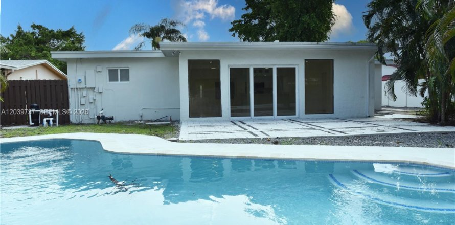 House in Hollywood, Florida 4 bedrooms, 162.58 sq.m. № 2088286