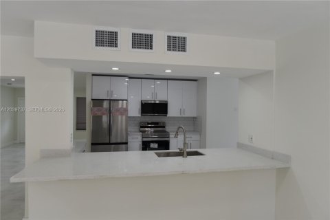 House in Hollywood, Florida 4 bedrooms, 162.58 sq.m. № 2088286 - photo 25