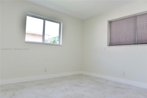 House in Hollywood, Florida 4 bedrooms, 162.58 sq.m. № 2088286 - photo 16