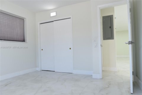 House in Hollywood, Florida 4 bedrooms, 162.58 sq.m. № 2088286 - photo 11