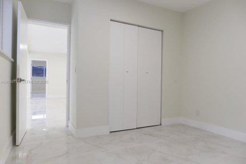 House in Hollywood, Florida 4 bedrooms, 162.58 sq.m. № 2088286 - photo 22
