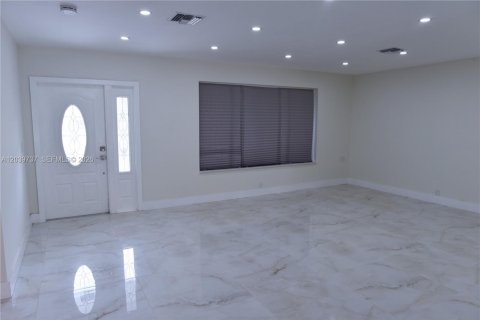 House in Hollywood, Florida 4 bedrooms, 162.58 sq.m. № 2088286 - photo 3
