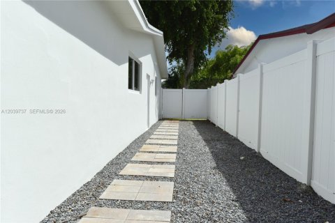 House in Hollywood, Florida 4 bedrooms, 162.58 sq.m. № 2088286 - photo 20