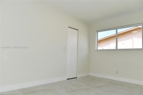 House in Hollywood, Florida 4 bedrooms, 162.58 sq.m. № 2088286 - photo 9