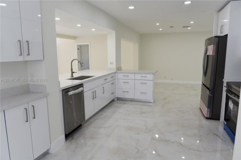 House in Hollywood, Florida 4 bedrooms, 162.58 sq.m. № 2088286 - photo 7
