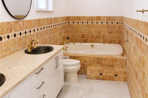 House in Hollywood, Florida 4 bedrooms, 162.58 sq.m. № 2088286 - photo 10
