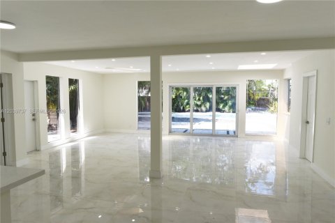 House in Hollywood, Florida 4 bedrooms, 162.58 sq.m. № 2088286 - photo 23