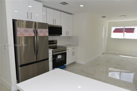 House in Hollywood, Florida 4 bedrooms, 162.58 sq.m. № 2088286 - photo 15