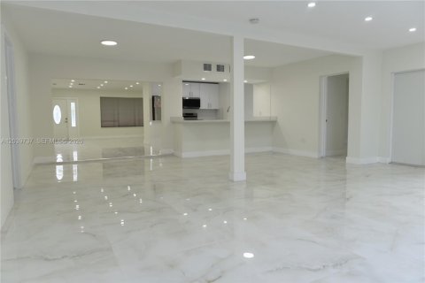 House in Hollywood, Florida 4 bedrooms, 162.58 sq.m. № 2088286 - photo 5