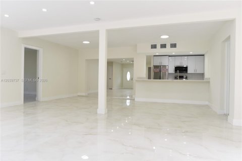 House in Hollywood, Florida 4 bedrooms, 162.58 sq.m. № 2088286 - photo 4