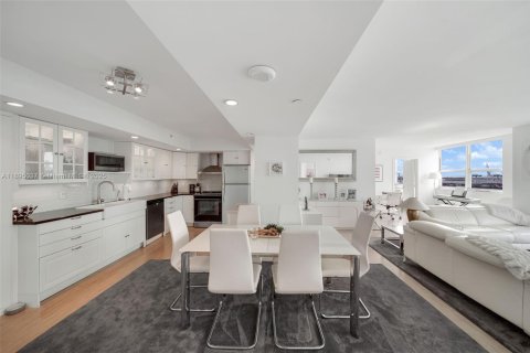 Condo in Miami Beach, Florida, 2 bedrooms  № 2014428 - photo 14