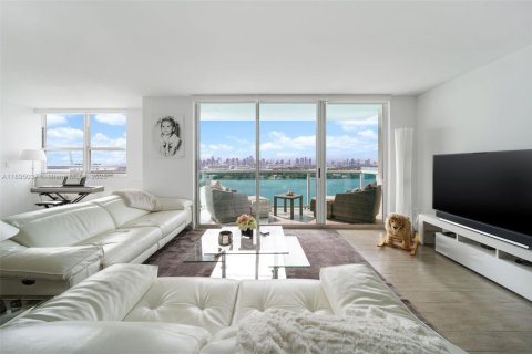 Condo in Miami Beach, Florida, 2 bedrooms  № 2014428 - photo 2