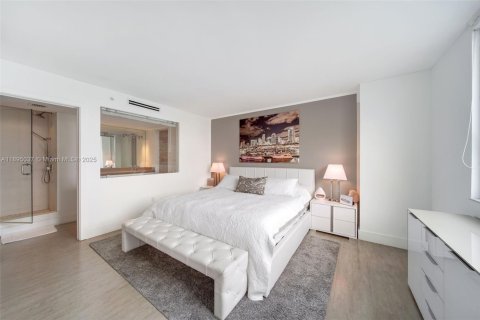 Condo in Miami Beach, Florida, 2 bedrooms  № 2014428 - photo 19
