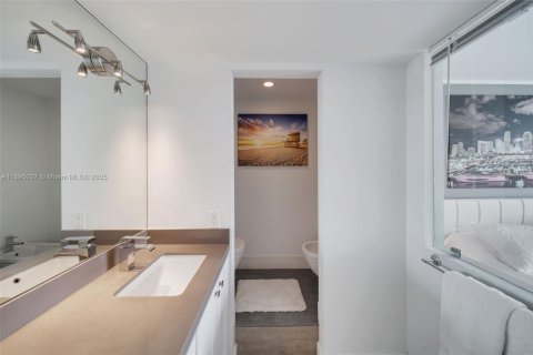 Condo in Miami Beach, Florida, 2 bedrooms  № 2014428 - photo 25