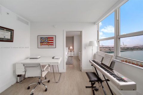 Condo in Miami Beach, Florida, 2 bedrooms  № 2014428 - photo 16