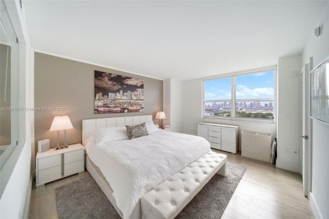 Condo in Miami Beach, Florida, 2 bedrooms  № 2014428 - photo 18