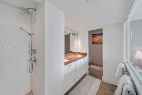 Condo in Miami Beach, Florida, 2 bedrooms  № 2014428 - photo 24