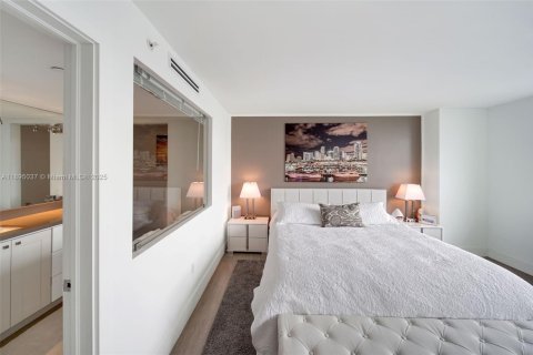 Condo in Miami Beach, Florida, 2 bedrooms  № 2014428 - photo 21