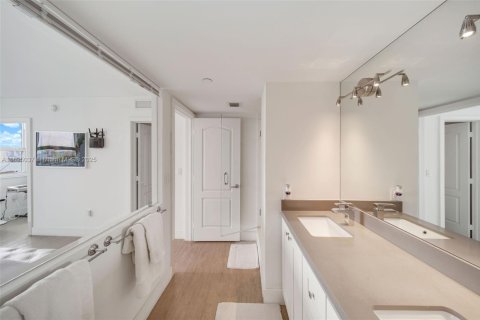 Condo in Miami Beach, Florida, 2 bedrooms  № 2014428 - photo 23