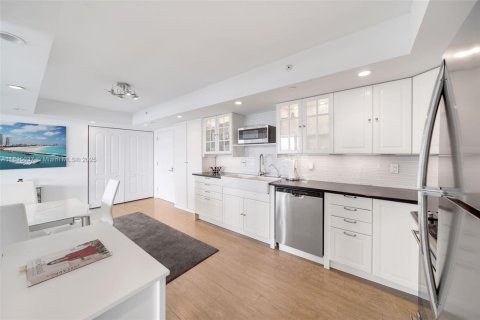 Condo in Miami Beach, Florida, 2 bedrooms  № 2014428 - photo 12