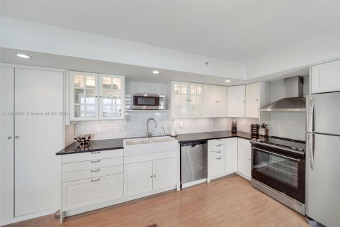 Condo in Miami Beach, Florida, 2 bedrooms  № 2014428 - photo 11
