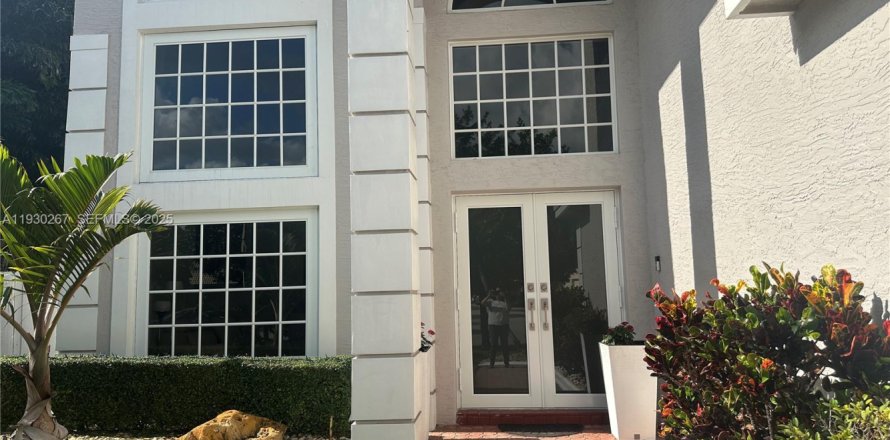 House in Miramar, Florida 5 bedrooms, 313.82 sq.m. № 1988972