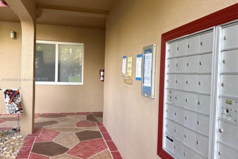 Copropriété à louer à Pembroke Pines, Floride: 2 chambres, 112.13 m2 № 2017250 - photo 2