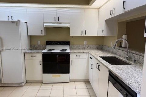 Copropriété à louer à Pembroke Pines, Floride: 2 chambres, 112.13 m2 № 2017250 - photo 3