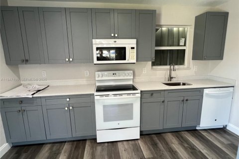 House in Fort Lauderdale, Florida 2 bedrooms, 91.79 sq.m. № 2003260 - photo 2