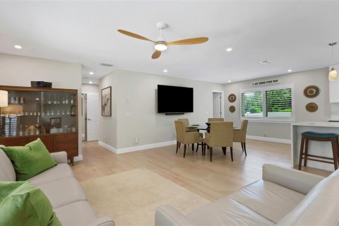 House in Saint Petersburg, Florida 4 bedrooms, 193.7 sq.m. № 1884655 - photo 8