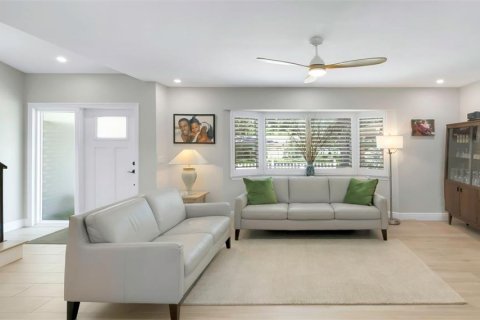 House in Saint Petersburg, Florida 4 bedrooms, 193.7 sq.m. № 1884655 - photo 4