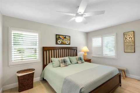 House in Saint Petersburg, Florida 4 bedrooms, 193.7 sq.m. № 1884655 - photo 24