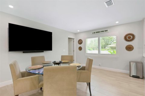 House in Saint Petersburg, Florida 4 bedrooms, 193.7 sq.m. № 1884655 - photo 10