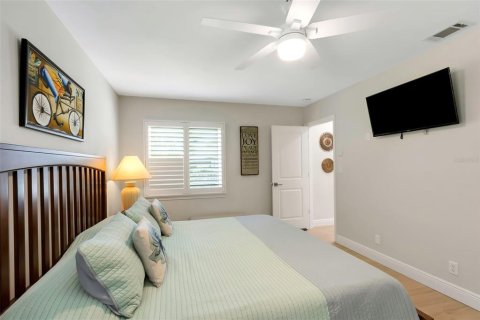 House in Saint Petersburg, Florida 4 bedrooms, 193.7 sq.m. № 1884655 - photo 25