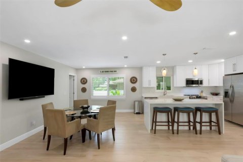 House in Saint Petersburg, Florida 4 bedrooms, 193.7 sq.m. № 1884655 - photo 7