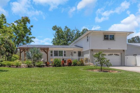 House in Saint Petersburg, Florida 4 bedrooms, 193.7 sq.m. № 1884655 - photo 1