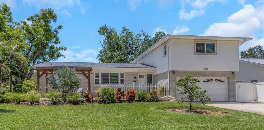 Villa ou maison à Saint Petersburg, Floride 4 chambres, 193.7 m2 № 1884655