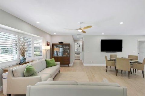 House in Saint Petersburg, Florida 4 bedrooms, 193.7 sq.m. № 1884655 - photo 3