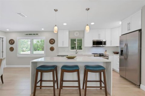 House in Saint Petersburg, Florida 4 bedrooms, 193.7 sq.m. № 1884655 - photo 9