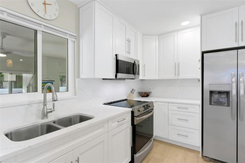 House in Saint Petersburg, Florida 4 bedrooms, 193.7 sq.m. № 1884655 - photo 18