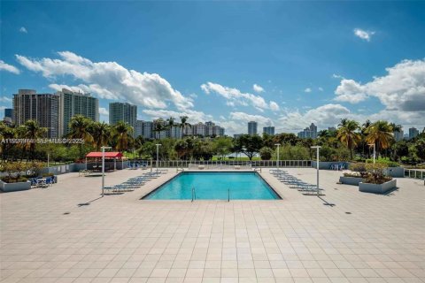 Condo in Aventura, Florida, 1 bedroom  № 1983102 - photo 15