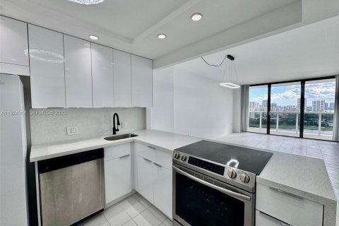 Condo in Aventura, Florida, 1 bedroom  № 1983102 - photo 18
