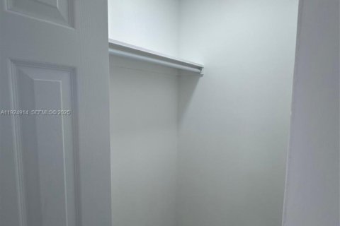 Condo in Aventura, Florida, 1 bedroom  № 1983102 - photo 6