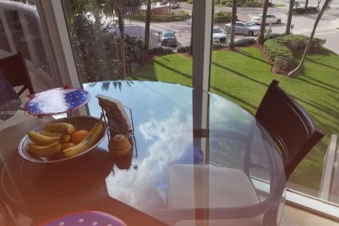 Condominio en venta en Sunny Isles Beach, Florida, 3 dormitorios, 194.17 m2 № 1948085 - foto 10