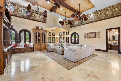 House in Homestead, Florida 6 bedrooms, 1106.19 sq.m. № 2036754 - photo 21