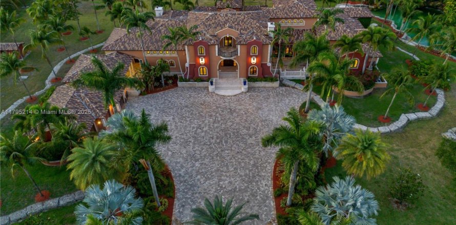 House in Homestead, Florida 6 bedrooms, 1106.19 sq.m. № 2036754