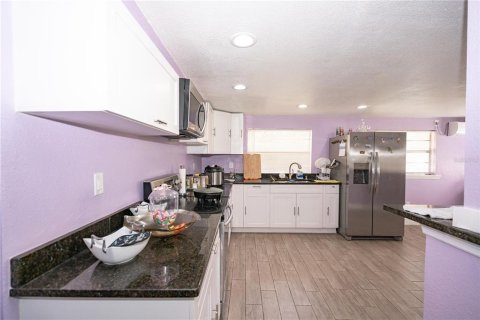 House in New Port Richey, Florida 3 bedrooms, 140.28 sq.m. № 1724266 - photo 17