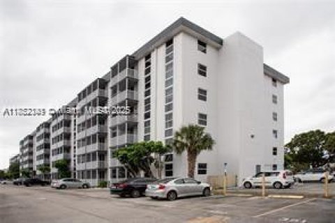 Condo in North Miami Beach, Florida, 1 bedroom  № 1858480 - photo 1