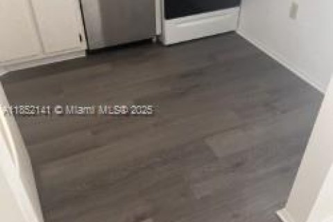 Condo in North Miami Beach, Florida, 1 bedroom  № 1858480 - photo 3