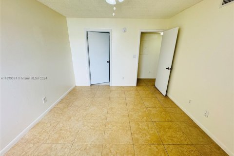 Copropriété à vendre à Oakland Park, Floride: 1 chambre, 74.51 m2 № 2018892 - photo 4